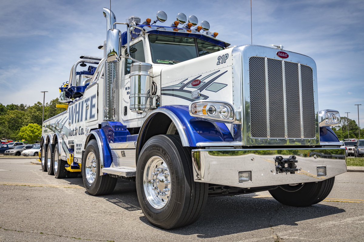 Thanks and congrats to our friends at White Motor Company Towing & Recovery Service in Forrest City, Arkansas with their new Century 1075 on a Peterbilt 389 twin-steer chassis! 💪🏼👊🏼💥