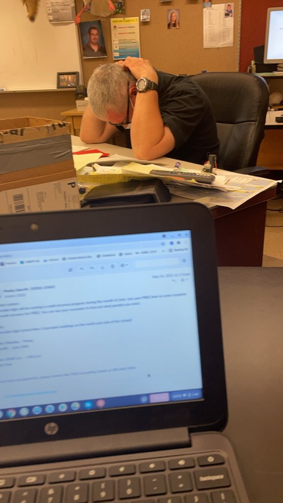 blankymodegn's tweet photo. was explaining non-binary pronouns to my physics teacher n this nigga just crumbling right in front of my eyes https://t.co/upbjEhva2O