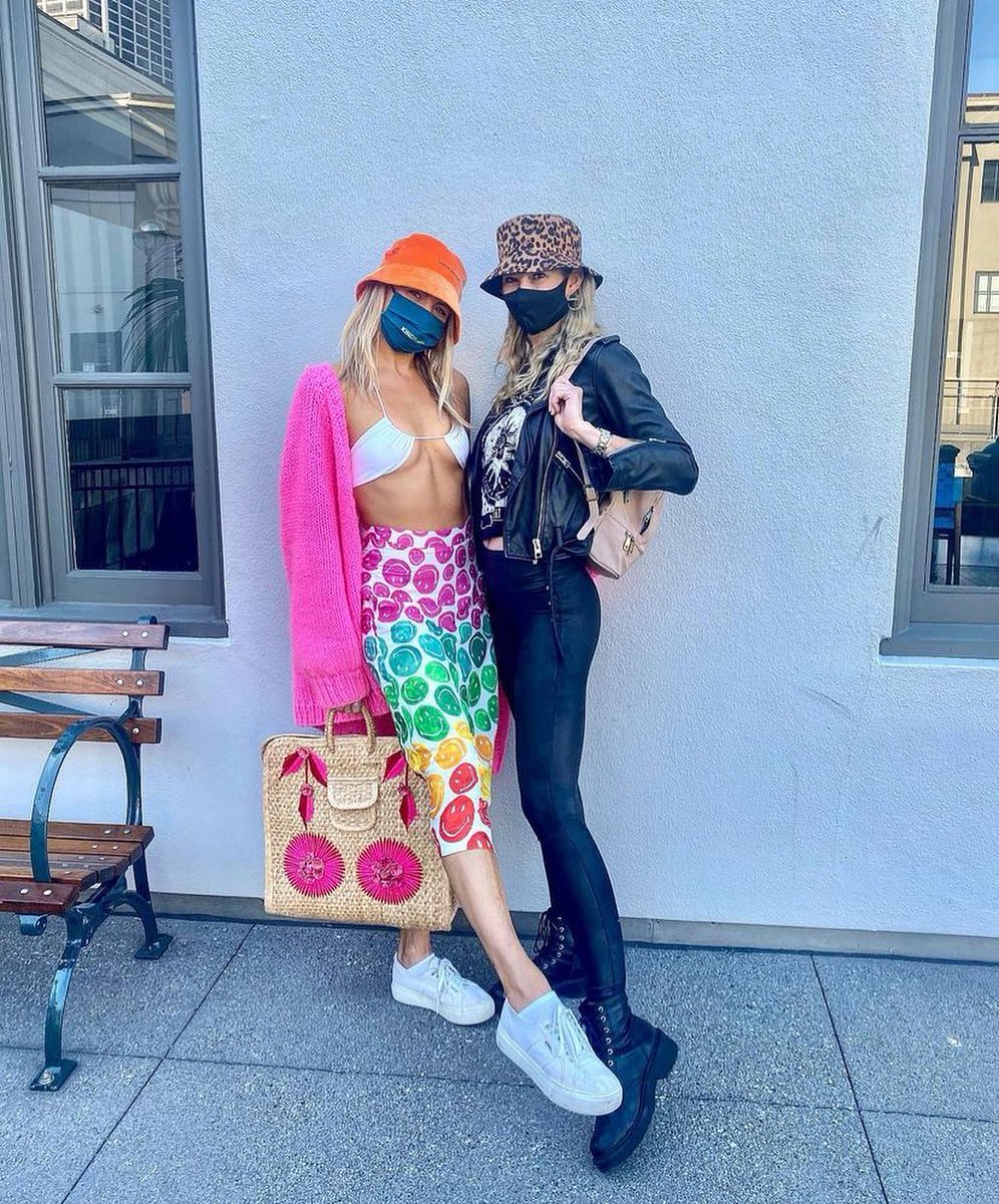 Vaxxed &amp; masked no time to relax we’re fun to the max and we got each other’s backs 💖🧡💛💚💙💜

📸 instagram.com/p/CPRKaK_JcAtK… via tweet.photo
