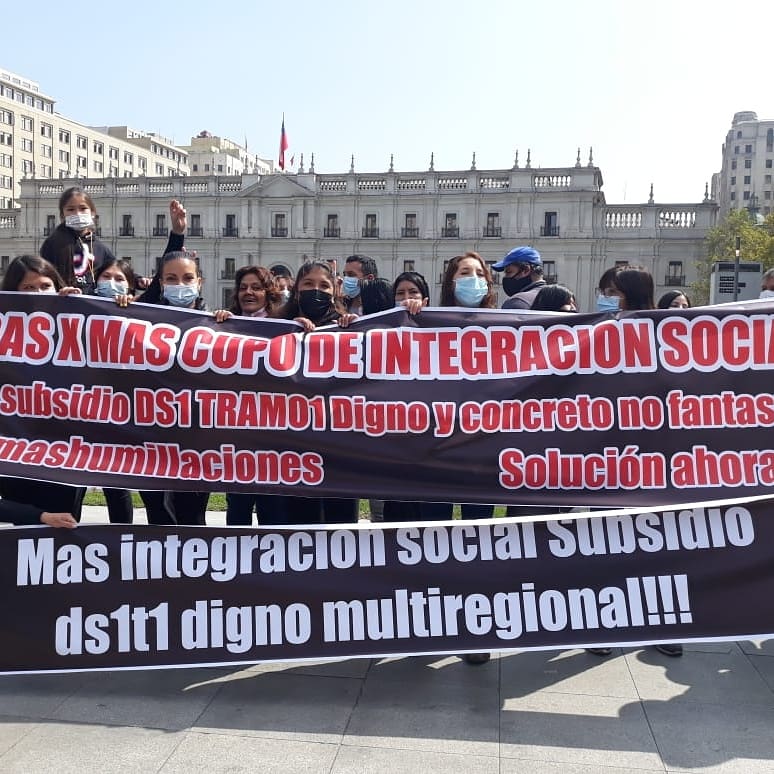 Daniela95207072's tweet photo. @adnradiochile @fernando_atria Gracias por la liberación del ds01 t1, pero que va pasar con las personas que no pueden ir a otra región?? Quedan obligados a estar en la RM y no hay cupos con integración social, ya que siguen dando subsidio donde es la region mas colapsada de Chile. @Minvu @FelipeWard MasCupos https://t.co/w8k4nquHMK