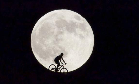 BiciVicen's tweet photo. Como se echan de menos las #LunasClasicas de @BicicletasOtero @ClasicaOtero ,esos paseos en #bici las  #kedadas en Sol y salidas por #Madrid #CasaDeCampo #TemploDeDebod @bicixmadrid @labicicritica @titol2 #pedalear #bicicletas @javierfak @Biciclasica https://t.co/70V9DCxdtq