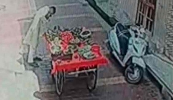 jihadwatchRS's tweet photo. India: Muslim fruit vendor caught spitting on cut watermelons, is arrested https://t.co/WBPbCgHNqQ https://t.co/IZt5evdz7q