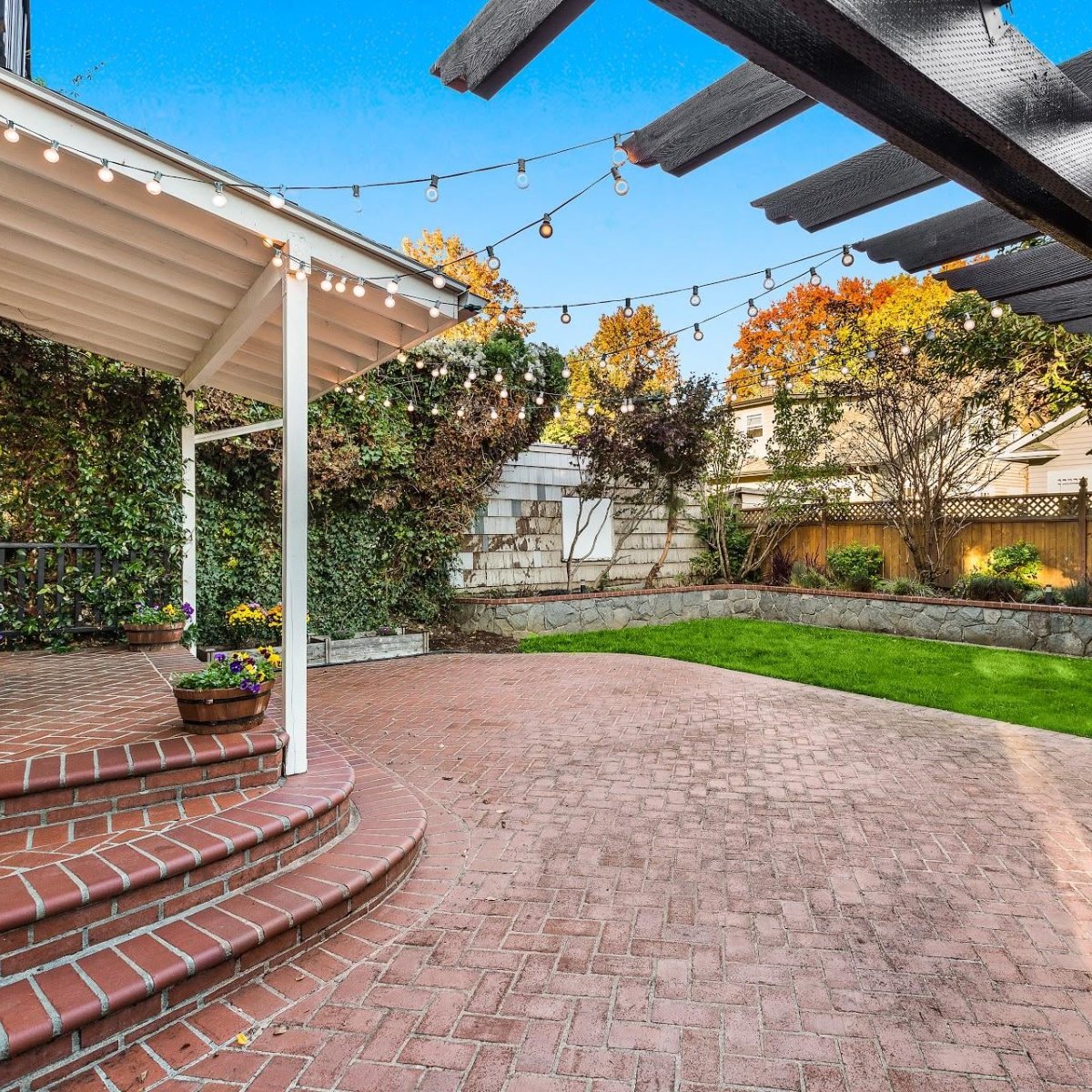 happyfacehomes's tweet photo. The weather is starting to heat up here in Folsom -- and the housing market is, too! If you're looking to buy this season, you'll want a skilled negotiator on your side. Before you start your search, give us a call: (916) 804-3232. https://t.co/YkUdpypNiY