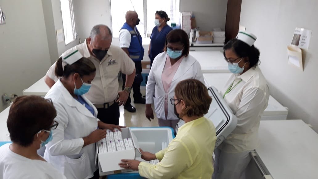 MINSAPma's tweet photo. #Coclé | Llegó a la provincia un total de 5,000 dosis de vacunas AstraZeneca, las cuales se utilizarán en el Centro de Vacunación Express que inicia el próximo 26 de mayo en el Boulevard Penonomé, dirigido a las personas que se inscribieron en el formulario de solicitud. https://t.co/b0lVDOM3zV