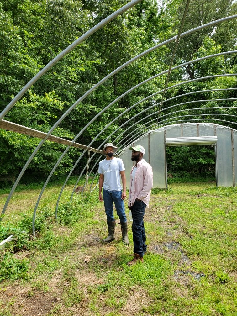 Zenenvirotech's tweet photo. Healthy Community Jubilee Farm recently became a #FreshPantry vendor. Located in Forrest City, AR, this farm grows and sells lemongrass, cucumbers, and green leafy vegetables. Pictured below is owner Kenneth Fouse, explaining his plans to restore an old hoop house for his crops. https://t.co/gslR0UE4AV