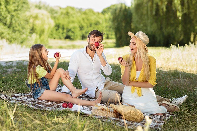 отличного уикенда пожелания. отличного уикенда. At weekends i enjoy. At weekends i enjoy. люди в кафе.