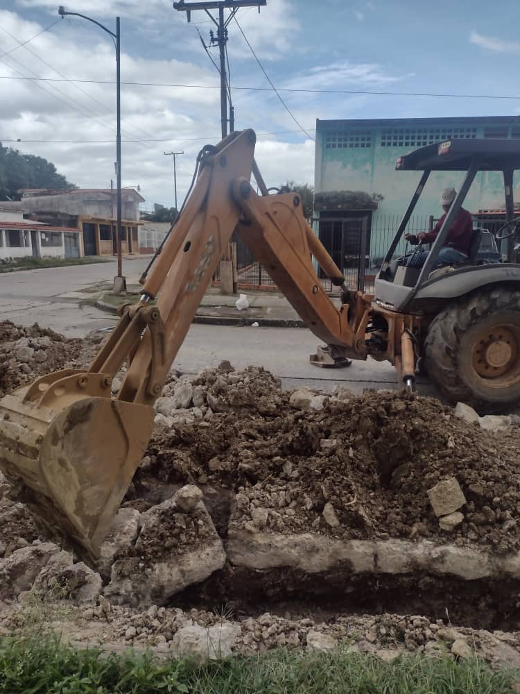 Hidrocentro2011's tweet photo. #24May| #Hidrocentro con apoyo de la @alc_valencia continúa los trabajos de construcción de acueducto y mejora en la distribución de agua potable del sector San Rafael c/ López, Av. 88 y 89 junto a la comunidad organizada en #Carabobo #FelizLunesATodos https://t.co/vAWtws1kvr