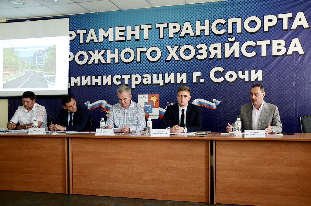 В Сочи прошли общественные обсуждения предстоящего ремонта дорог
teplyakov.info/2021/05/24/v-s…