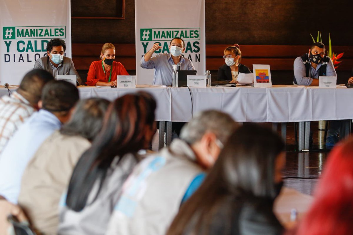 carlosmmarinc's tweet photo. #ManizalesYCaldasDialogan Nos sentamos nuevamente en la mesa de diálogo con los jóvenes en esta búsqueda de soluciones al #ParoNacional. Nos acompaña @MisionONUCol dejándonos la reflexión de cómo vamos a empezar a construir la propuesta que saldrá de la ciudad⬇️ https://t.co/FcmvgX8H8G