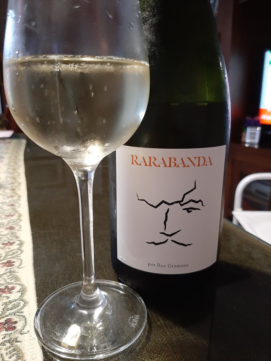 Rafaedgere's tweet photo. Una interesante apuesta de @a_la_vole por elaborar con diferentes productores de vino, con un prestigio y buena proyección. Para empezar esta #2_Edición de #Rarabanda un ancestral de @RocGramona, con buena acidez, una burbuja abundante y muchas notas de panadería. https://t.co/kdLIuxub14