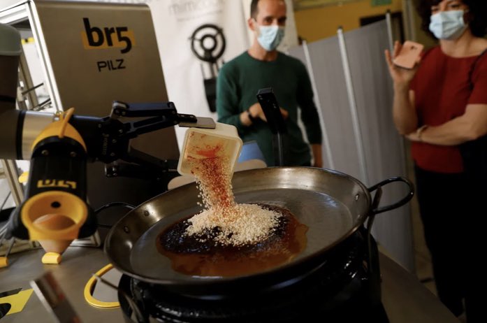 Un chef espagnol donne les pouces jusqu'à une paella fabriquée par robot ! La chef Maria Munoz regarde un robot créé par les entreprises espagnoles BR5 et Mimcook faire de la paella lors d'une démonstration dans un entrepôt à San Fernando de Henares, près de Madrid, en Espagne.