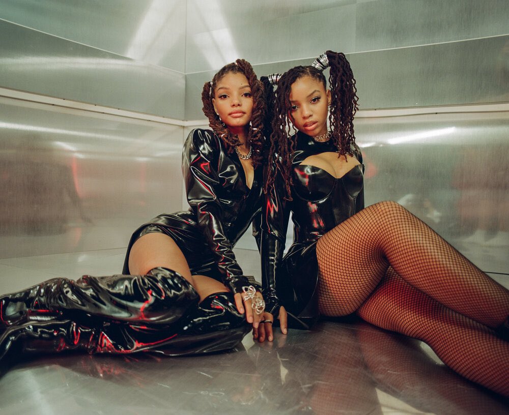 chloexhalle's tweet photo. oh sorry, did you say something? 🖤 https://t.co/0CbFdZO9Cu