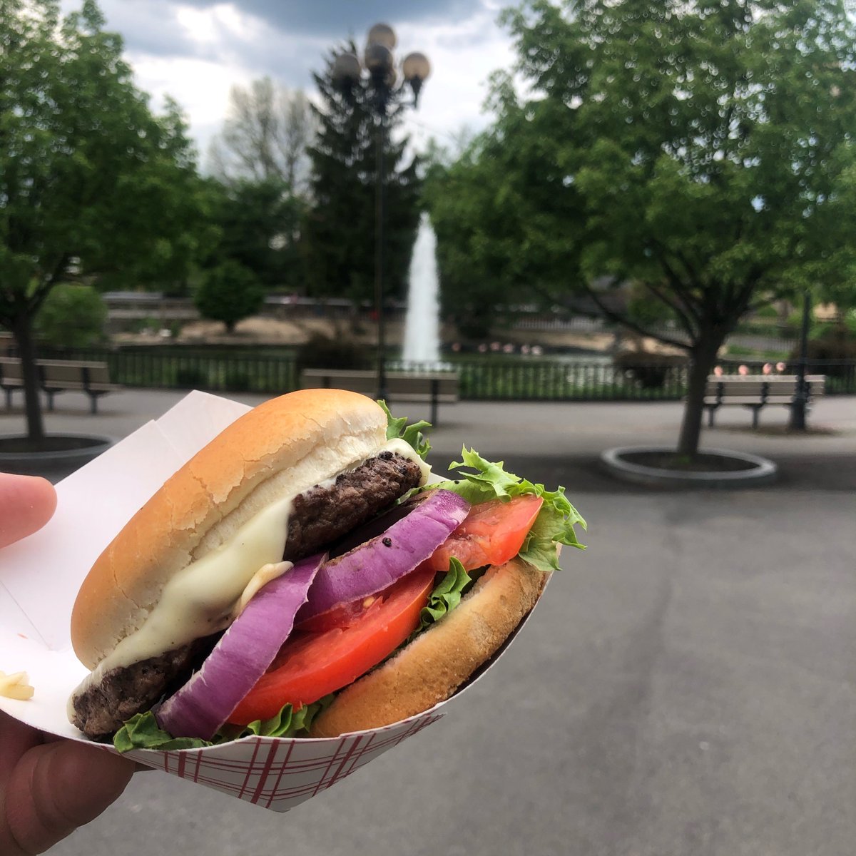 SyracuseZoo's tweet photo. Our new Executive Chef Dan Hudson surprised our weekend visitors with a pop-up grill in the zoo Courtyard serving up delicious smashburgers, Philly cheesesteaks and Italian sausage grilled to order. We canโt wait to see what he has up his coat sleeves next!
#syracusezoo #chefdan https://t.co/h0uaUDHXet