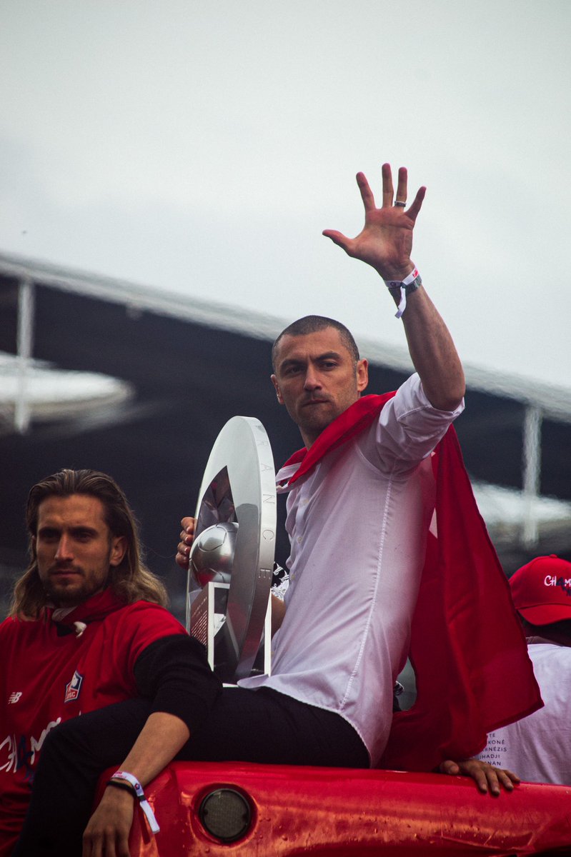 AuStadeLillois's tweet photo. Il vient en France à 35 ans, il repart avec le trophée. Une année banale dans la vie de Burak. https://t.co/KUerPitJdn