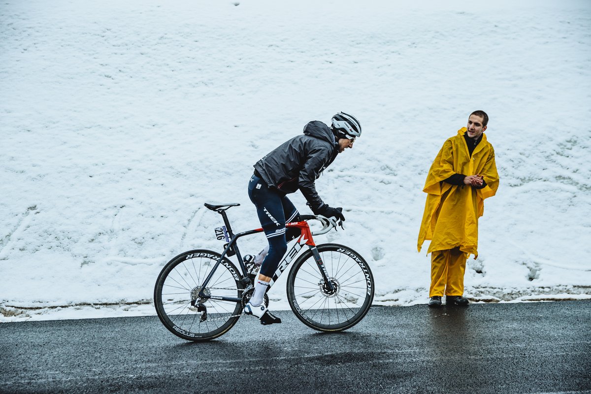 cyclist's tweet photo. Television cameras struggled to capture any scenes from Stage 16 of the Giro d'Italia. Thankfully, @ChrisAuldPhoto  had no problem at all. 

https://t.co/ivHiiNKpij https://t.co/kzaME2zAQC
