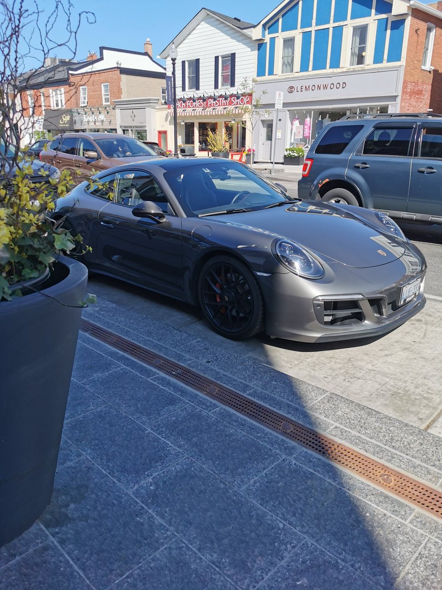 Spjmelling's tweet photo. @LongTplexTrader 
Porches outnumbering the EV's downtown this afternoon. https://t.co/OhMLl7weLZ