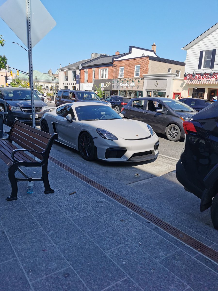 Spjmelling's tweet photo. @LongTplexTrader 
Porches outnumbering the EV's downtown this afternoon. https://t.co/OhMLl7weLZ