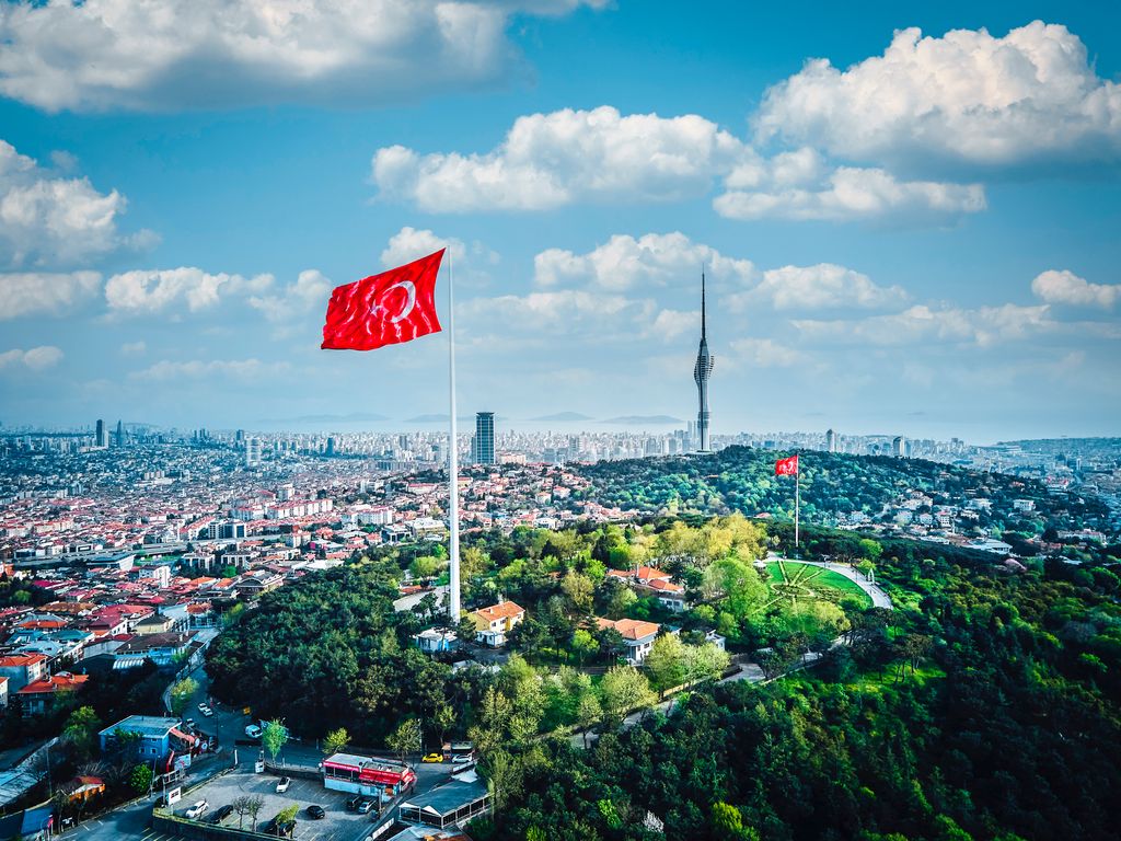 akaraismailoglu's tweet photo. Dünyanın en büyük Türk bayrağının yanı başında, zarafetin ve gururun simgesi...🇹🇷

#ÇamlıcaKulesi https://t.co/WwhufTQebH