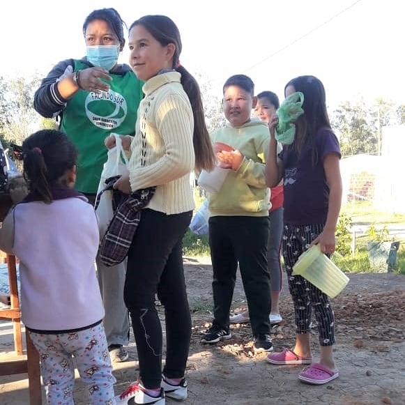SurFacundo's tweet photo. Hoy acompañamos a la compañera Silvana Delbon encargada del Merendero "Juntos por una sonrisa" de #makalle, junto a los compañeros/as  se realizo su habitual copeo para los niños/as y vecinos de la zona.
#SeguimosMilitando 
#DavidBarrientosConduccion 
#FacundoSurJuntoAlPueblo https://t.co/DMdj3HgqCI