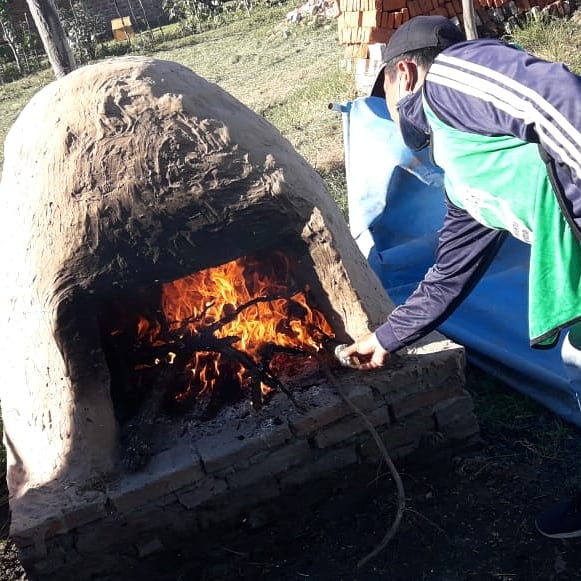 SurFacundo's tweet photo. Hoy acompañamos a la compañera Silvana Delbon encargada del Merendero "Juntos por una sonrisa" de #makalle, junto a los compañeros/as  se realizo su habitual copeo para los niños/as y vecinos de la zona.
#SeguimosMilitando 
#DavidBarrientosConduccion 
#FacundoSurJuntoAlPueblo https://t.co/DMdj3HgqCI