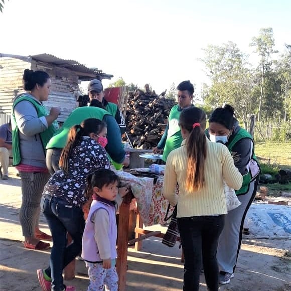 SurFacundo's tweet photo. Hoy acompañamos a la compañera Silvana Delbon encargada del Merendero "Juntos por una sonrisa" de #makalle, junto a los compañeros/as  se realizo su habitual copeo para los niños/as y vecinos de la zona.
#SeguimosMilitando 
#DavidBarrientosConduccion 
#FacundoSurJuntoAlPueblo https://t.co/DMdj3HgqCI