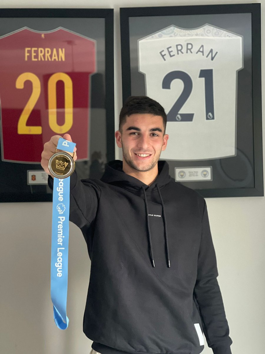 FerranTorres20's tweet photo. Celebrating my first Premier League title in style🥇@royleeleven 👊

#unfollowthetrend https://t.co/aD6oVGi0fp