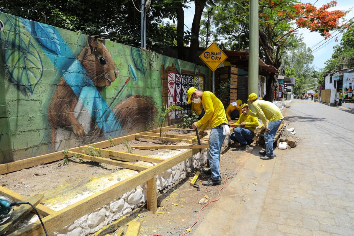 OsirisLunaMeza's tweet photo. 🌊 Otras cuadrillas de internos están trabajando en diferentes playas de La Libertad, limpiando las áreas verdes y restaurando la infraestructura, embelleciendo los lugares para la realización de tan magno evento. https://t.co/rS3qsmuAlC