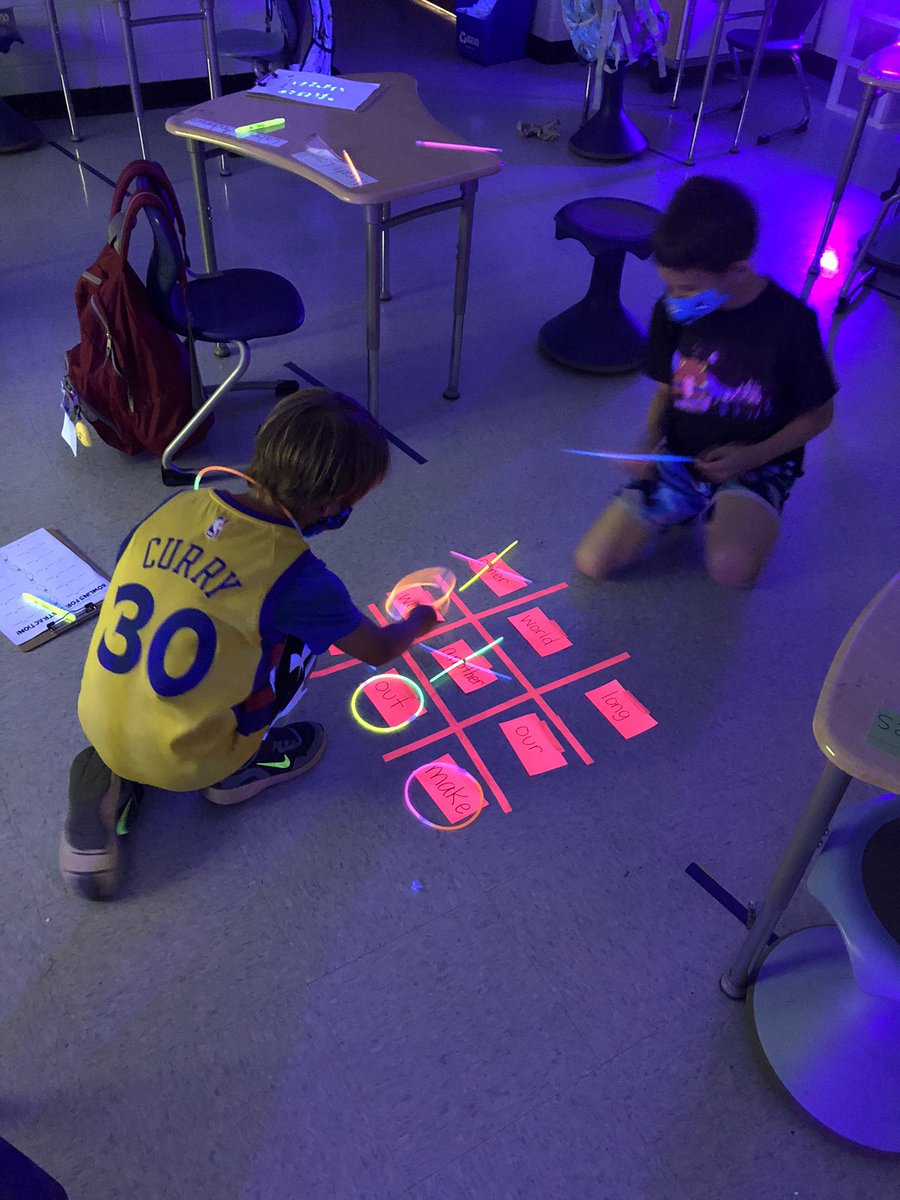 rachelshamey's tweet image. We had a blast getting our GLOW on for Neon Day! @MeriwetherLES