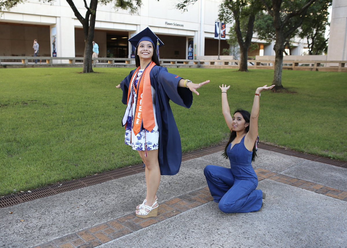 justanotherdeya's tweet photo. The rest of the family went kinda viral at @rachel_paj‘s graduation and all I got were these photos https://t.co/th5VH1AYll