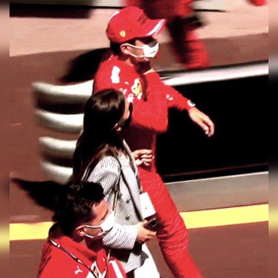 BrasilWags's tweet photo. 📷| Charlotte Siné e Charles Leclerc antes da corrida.

 #f1 #f1wags #wags #formula1 #charlottesine   #charlesleclerc https://t.co/kGb0urNcuh