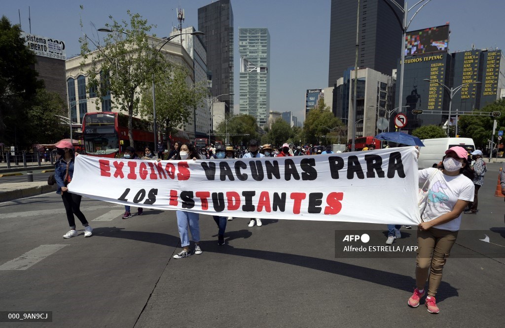 diario24horas's tweet photo. Miembros de la Federación Nacional de Estudiantes Revolucionarios, marchan del Ángel de la Independencia al Zócalo de la #CDMX, piden ser vacunados contra el #Coved_19 antes de regresar a las aulas para tener un retorno a clases seguro.
📷: AFP https://t.co/UiLEdCYVqK
