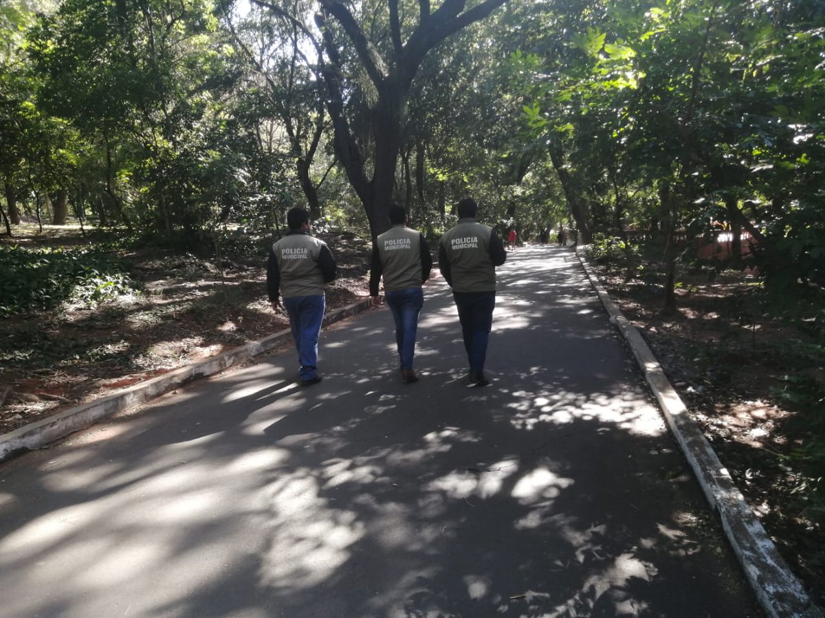 dgpm_asu's tweet photo. Compañeros de la Dirección de Vigilancia monitorean constantemente los espacios públicos de la capital, para verificar las condiciones de los mismos, a modo de garantizar mayor seguridad en dichos recintos.
#VigilanciaAsu #AsuncionEnOrden https://t.co/spf9OFr7ng