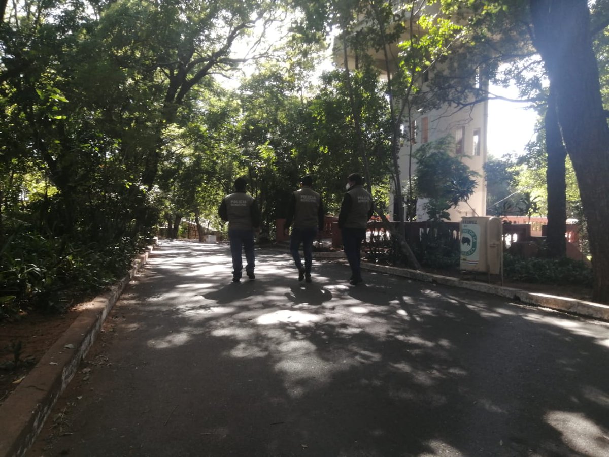 dgpm_asu's tweet photo. Compañeros de la Dirección de Vigilancia monitorean constantemente los espacios públicos de la capital, para verificar las condiciones de los mismos, a modo de garantizar mayor seguridad en dichos recintos.
#VigilanciaAsu #AsuncionEnOrden https://t.co/spf9OFr7ng