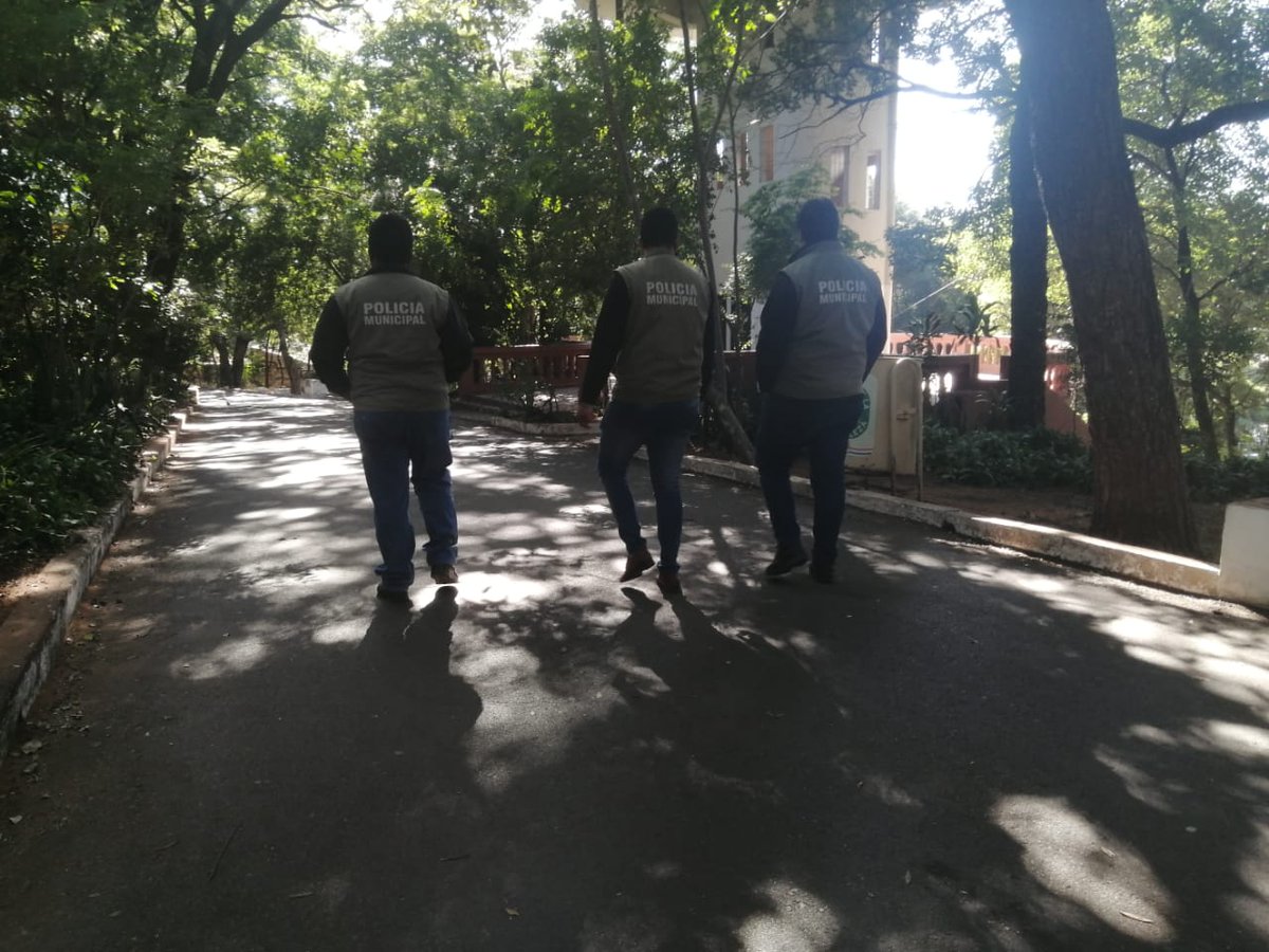 dgpm_asu's tweet photo. Compañeros de la Dirección de Vigilancia monitorean constantemente los espacios públicos de la capital, para verificar las condiciones de los mismos, a modo de garantizar mayor seguridad en dichos recintos.
#VigilanciaAsu #AsuncionEnOrden https://t.co/spf9OFr7ng