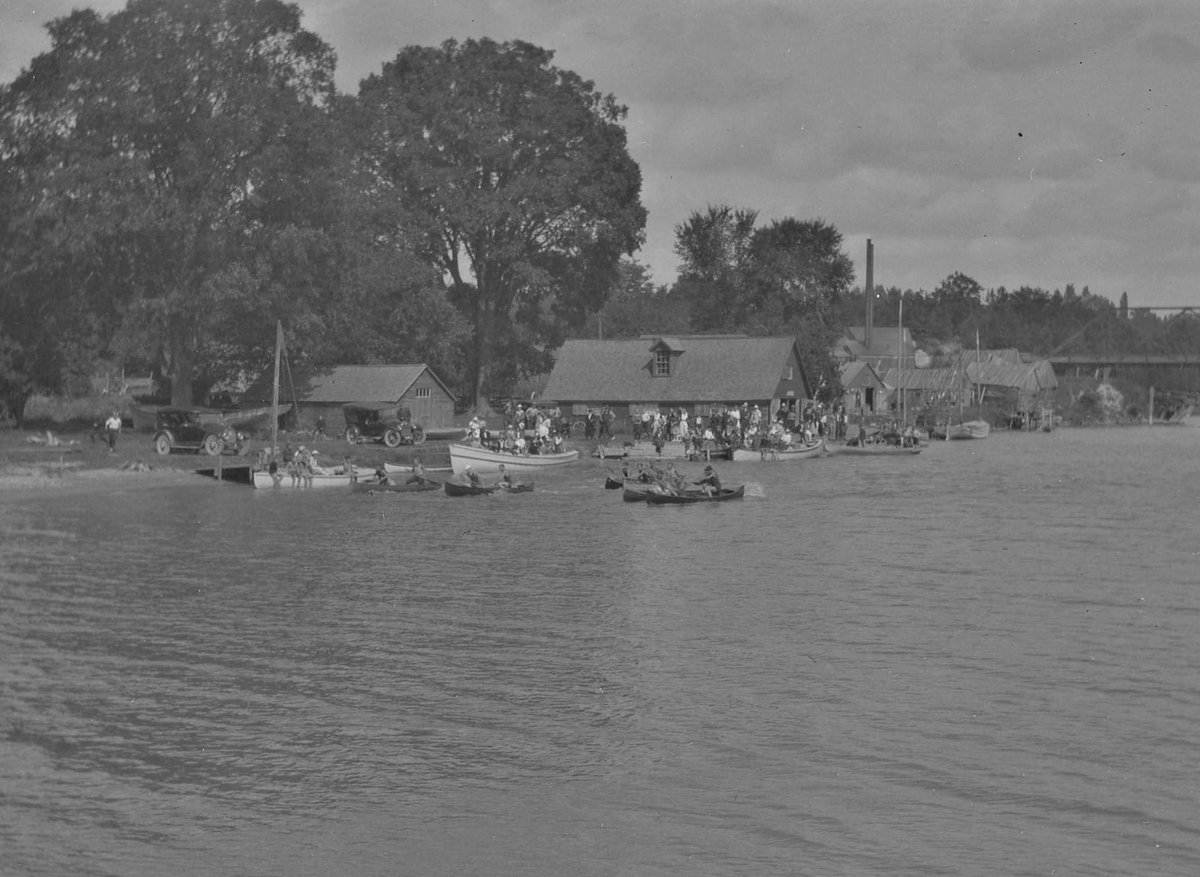 Happy Victoria Day, Bayfield! 🇨🇦

Check out this throwback from the Bayfield Historical Society. Nearly a century old from their archives, this photograph illustrates the canoe races that were held on the Bayfield River. 

📸: Bayfield Historical Society 

#bayfieldontario