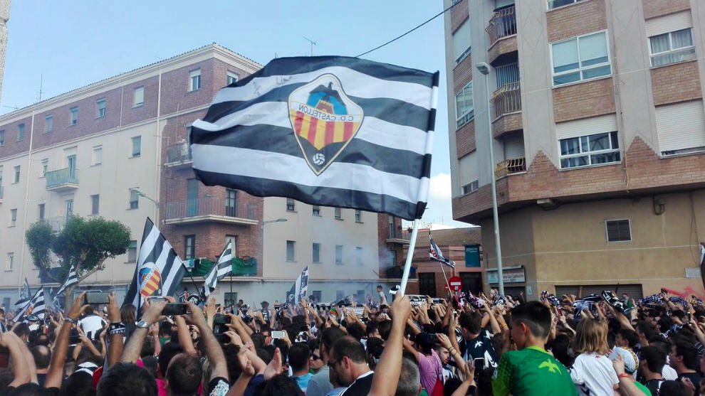 Un año después de ascender a Segunda, el Castellón desciende de categoría a Primera RFEF.

Una afición que siempre estuvo, ha estado y seguro estará apoyando a su equipo. El Castellón no se entiende sin su gente. Y su gente no entiende de divisiones. Volveréis.