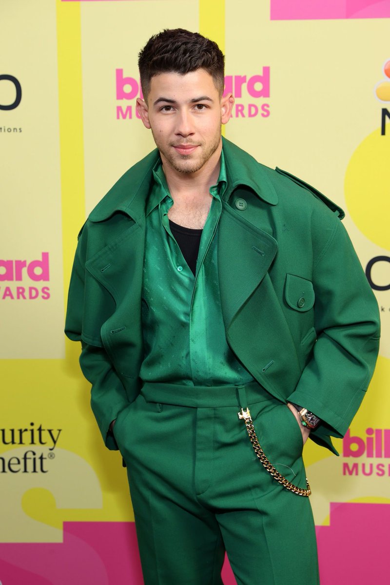 NickJFr's tweet photo. #Event : Nick, vêtu de vert, sur le tapis rouge des #BBMAs , le 23 Mai. https://t.co/TBsKGo6B1G