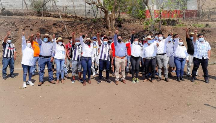 rosy_cienfuegos's tweet image. Tuve la oportunidad de conversar con deportistas y jóvenes de #Hermiltepec, #Vallecito, #CruzDeClavos, #SantaCruz
#RanchoViejo y #Campanario, donde nos comprometimos a trabajar unidos, gestionar una deportiva para la la zona. #PalabraDeMujer #VaPorTi #VaPorLuvianos 🔵🔴🟡✔️