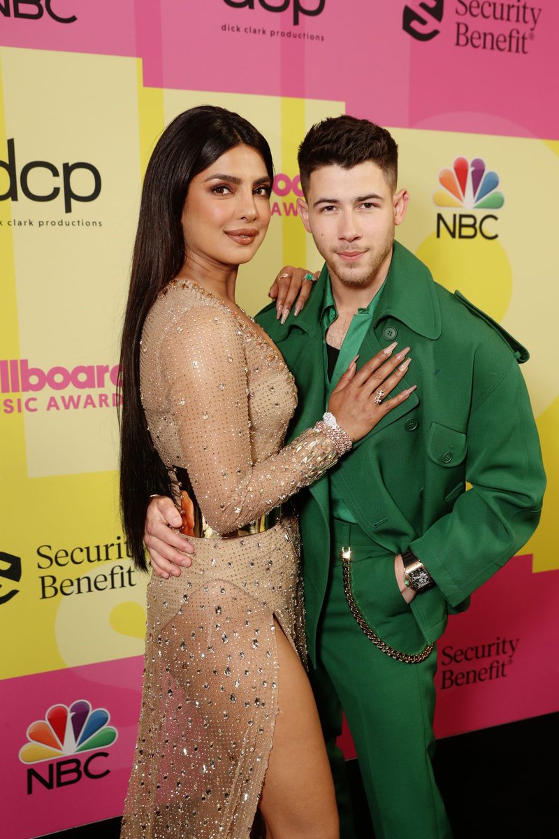 NickJFr's tweet photo. #Event : Priyanka à rejoint Nick sur le tapis rouge des #BBMAs , le 23 Mai. https://t.co/WpUkHPivm2