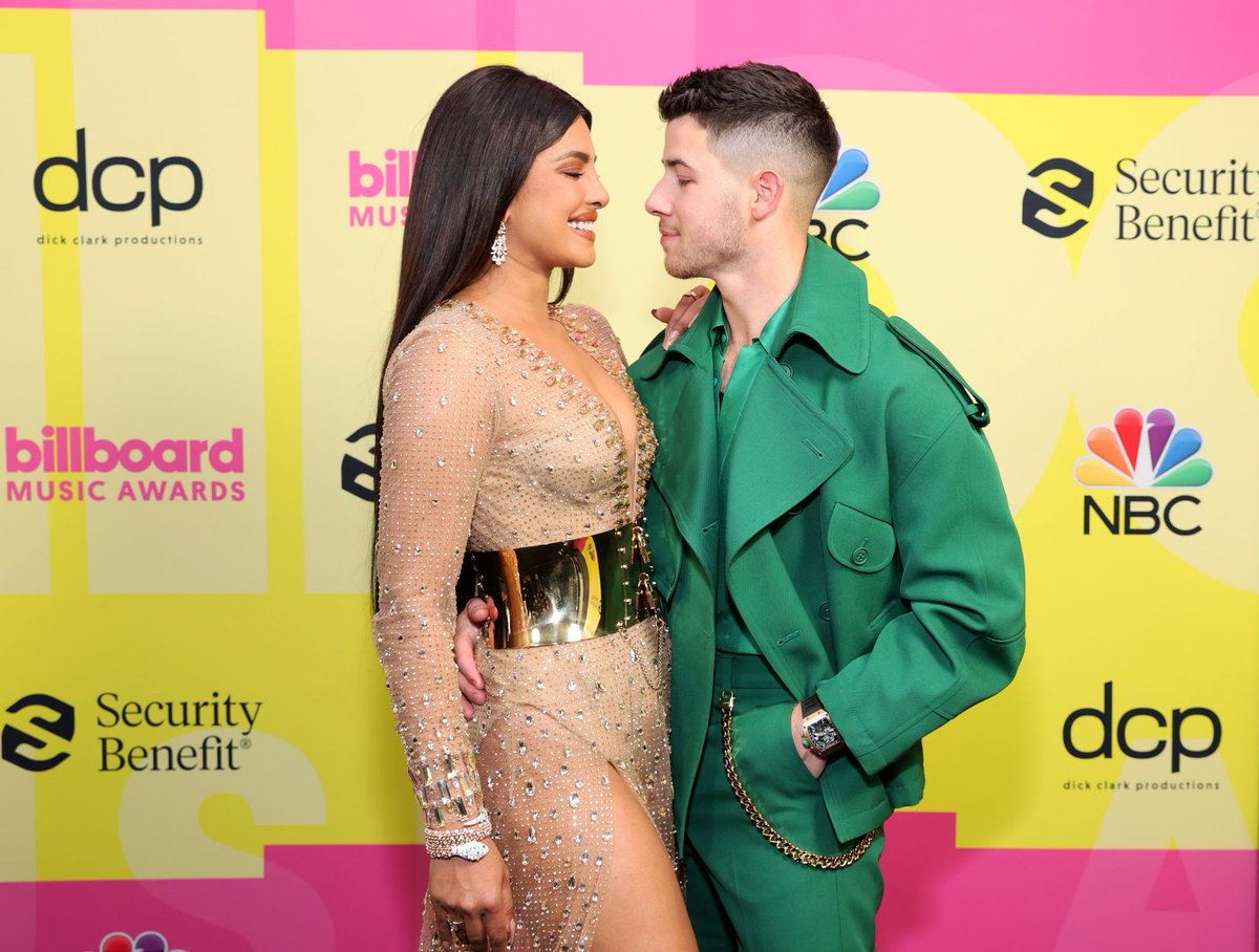 NickJFr's tweet photo. #Event : Priyanka à rejoint Nick sur le tapis rouge des #BBMAs , le 23 Mai. https://t.co/WpUkHPivm2