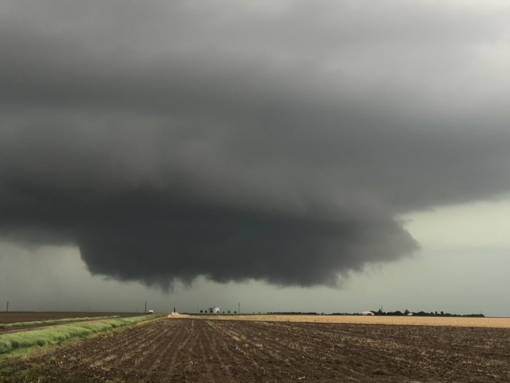 430pm: large rotating wall cloud but no touchdown yet #kswx.