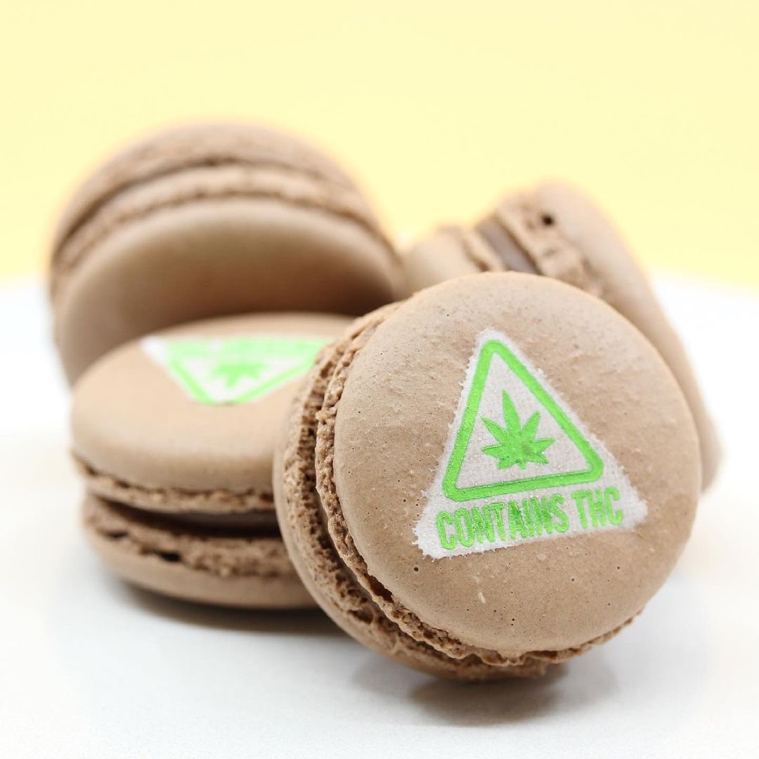 Baked_Smart's tweet photo. 🍫🥜 Have you tried these Chocolate Peanut Butter Cup Macarons from Affinisweets?

The #ContainsTHC symbols are completely edible! We provide these edible images so infused foods are easy to spot + state compliant.
#BostonEdibles #MAcannabis https://t.co/0JmEhOcuiK