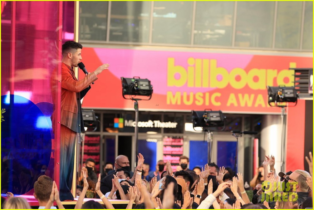 NickJFr's tweet photo. #Event : Nick sur la scène des #BBMAs pour animer la cérémonie. https://t.co/c3qWodOZcj
