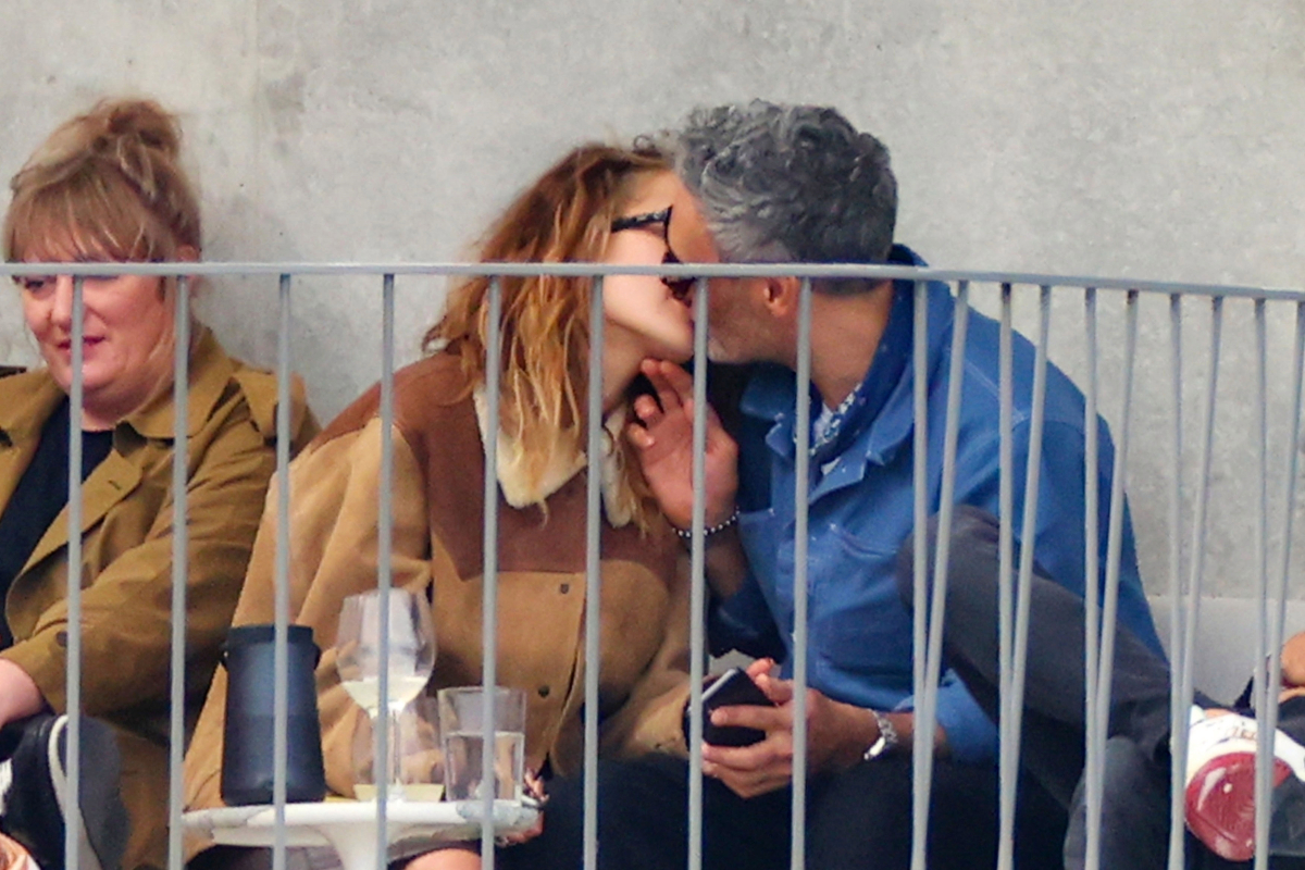 Rita Ora and her boyfriend Taika Waititi spotted getting VERY cosy with Thor star Tessa Thompson on boozy... - The Sun (US) https://t.co/PWd00L8wAs https://t.co/g5EKKCrTVz