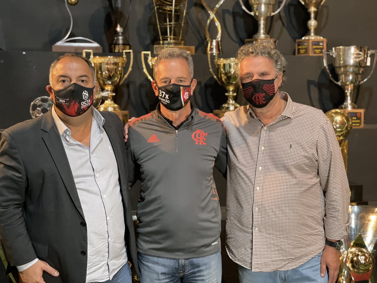 PapaRubroNegro's tweet photo. Fotos de @marcosbrazrio, @CacaucottaLuis, Gustavo Oliveira e Rodolfo Landim e Bernardo Monteiro na chegada da taça do #Hexatri à Gávea. #CampeonatoCarioca #FLAMENGO #CRF https://t.co/DfqkaEvCUK