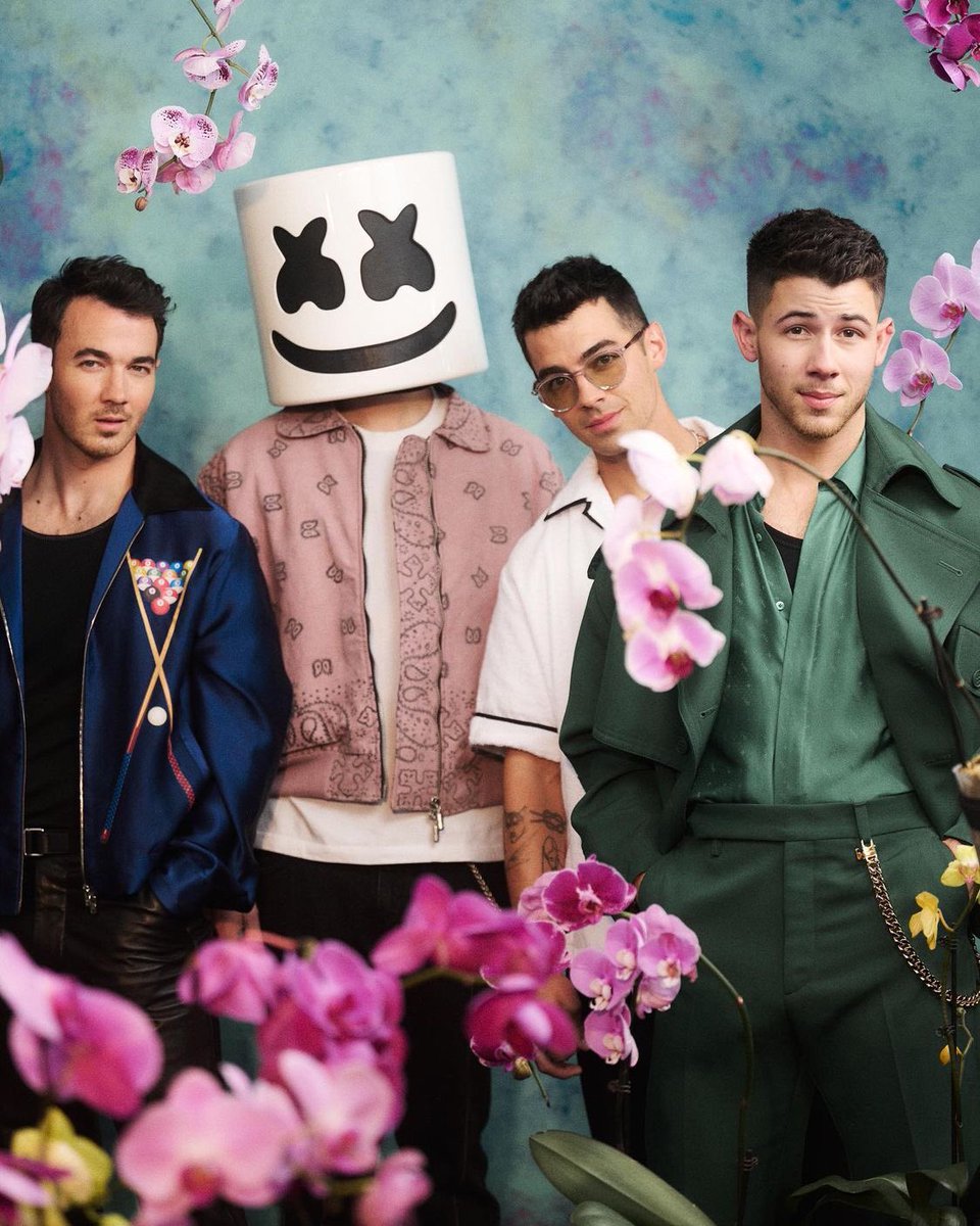 NickJFr's tweet photo. #Event : Les Jonas Brothers et @marshmellomusic ont fait une petite séance photo portrait lors de la cérémonie des #BBMAs https://t.co/mtxfKwIdqS