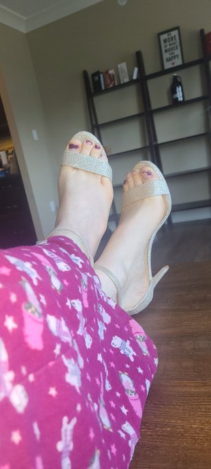 Pair 1 of 14, for all you foot weirdos 😘 https://t.co/rnOxWQR6Aw