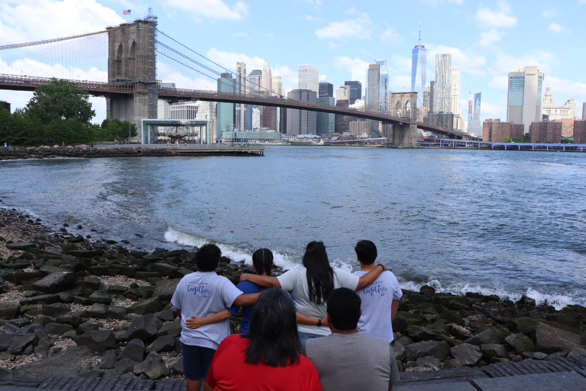 4ginas4's tweet photo. Hasta la proxima! Gracias Nueva York! #sfcgraduate #familiagonzalez #JuntosLoLogramos https://t.co/7DTaCcDfoW