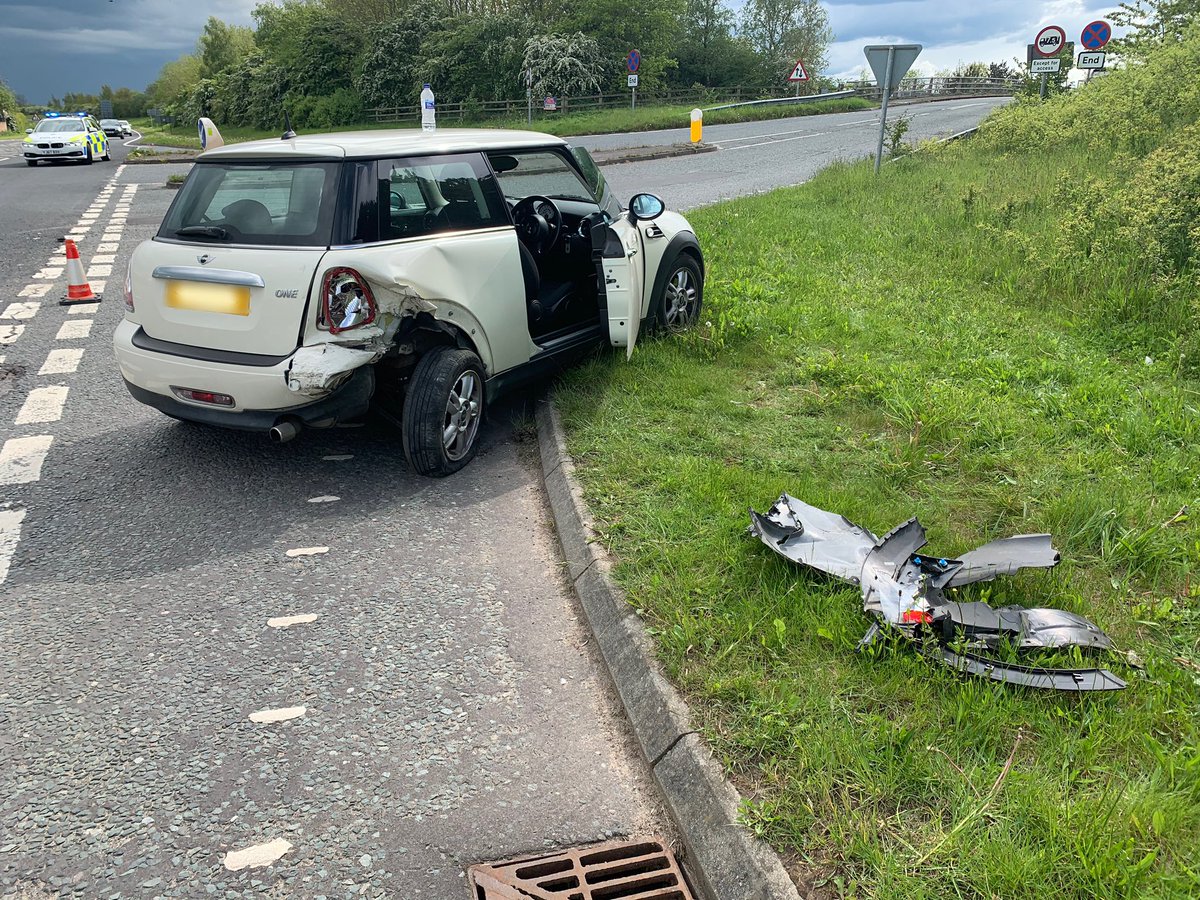 174DM's tweet photo. Later in the day my @NYorksRPG colleagues @OscarRomeo1268 &amp; I were at this #RTC near the #A168 #Arkendale #Knaresborough #Boroughbridge Fortunately only minor injuries to some occupants. Enquiries are ongoing to determine the full circumstances to this collision #RoadsPolicing https://t.co/EPlc4CH6oM
