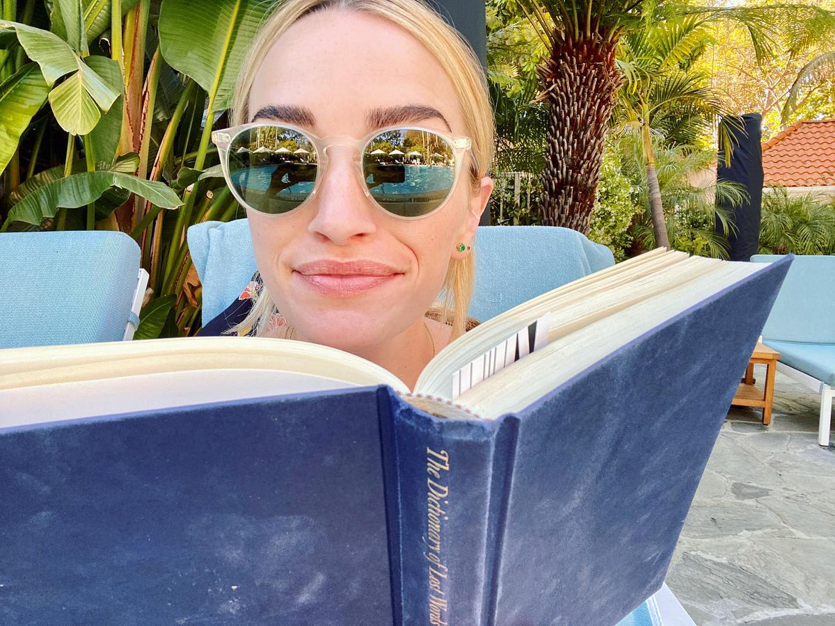 BrianneHoweyBRA's tweet photo. "Outra viagem ao redor do sol!  Teeminei meu novo livro favorito, trouxe um pouco de vitamina C e bastante rosé.  Obrigado por todas as mensagens de feliz aniversário, pêssegos 🥰 sentindo o amor!  🤍 🥂"

📸 Brianne Howey via Instagram https://t.co/rH9LSaFH80